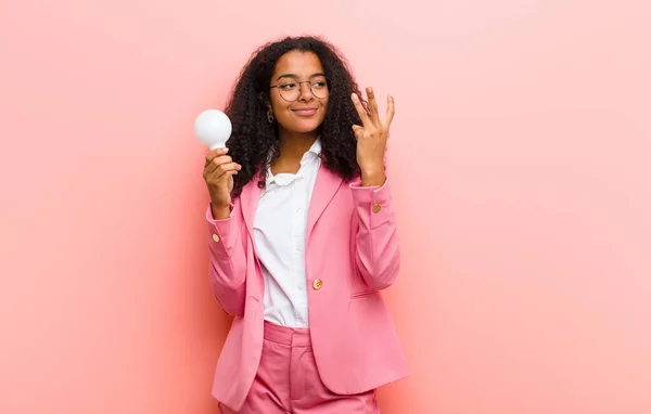 Jong Zwart Mooi Vrouw Met Een Gloeilamp Met Een Idee — Stockfoto