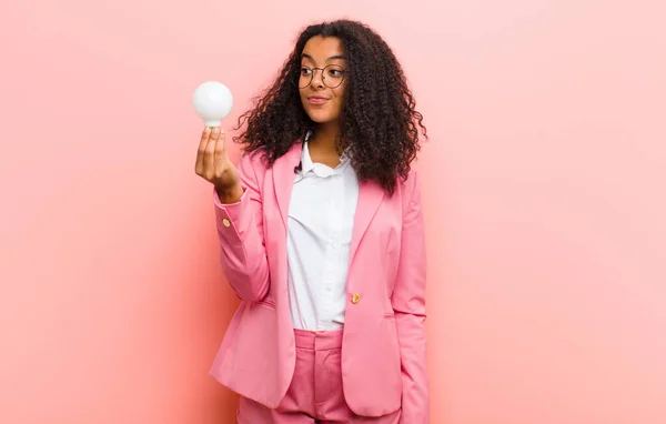 Jong Zwart Mooi Vrouw Met Een Gloeilamp Met Een Idee — Stockfoto