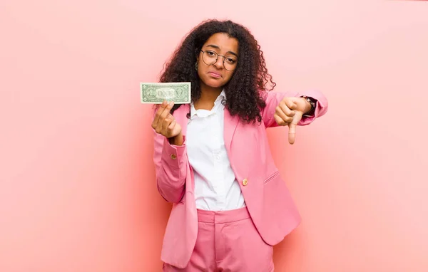 Junge Schwarze Hübsche Frau Mit Dollarnoten Vor Rosa Wandhintergrund — Stockfoto