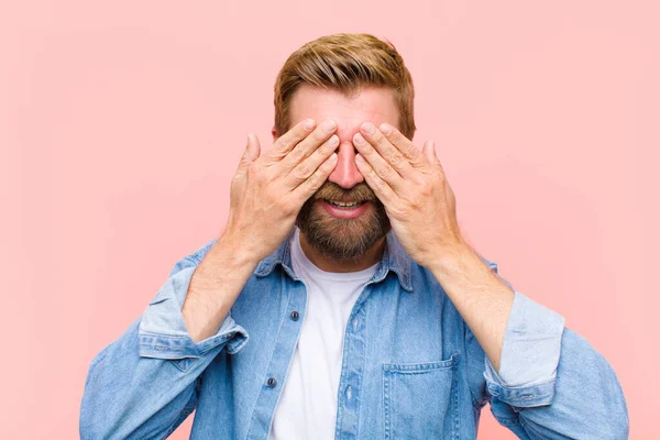 Jong Blond Volwassen Man Glimlachen Zich Gelukkig Voelen Het Bedekken — Stockfoto