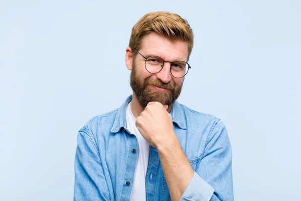 Ung Blond Vuxen Man Ler Njuter Livet Känner Sig Lycklig — Stockfoto