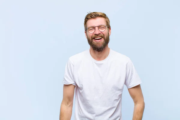 Jovem Loira Adulto Homem Sorrindo Alegre Casualmente Com Uma Expressão — Fotografia de Stock