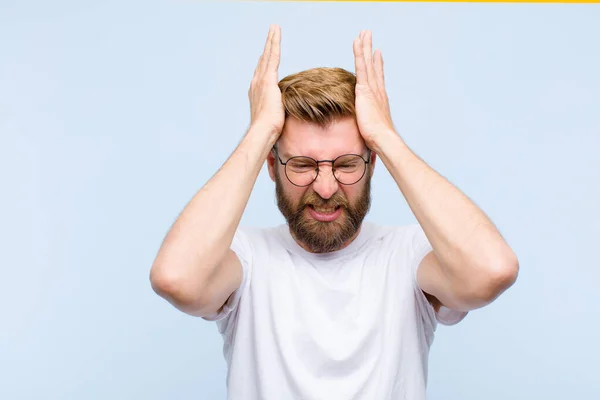Mladý Blondýny Dospělý Muž Pocit Stresu Úzkosti Depresivní Frustrovaný Bolestí — Stock fotografie