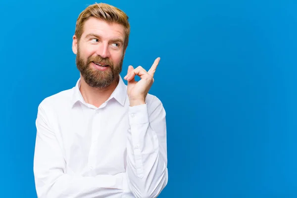 Vrolijk Glimlachen Zijwaarts Kijken Zich Afvragen Denken Een Idee Hebben — Stockfoto