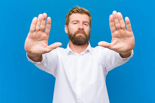 Kijken Serieus Ongelukkig Boos Ontstemd Verbieden Van Toegang Zeggen Stop — Stockfoto