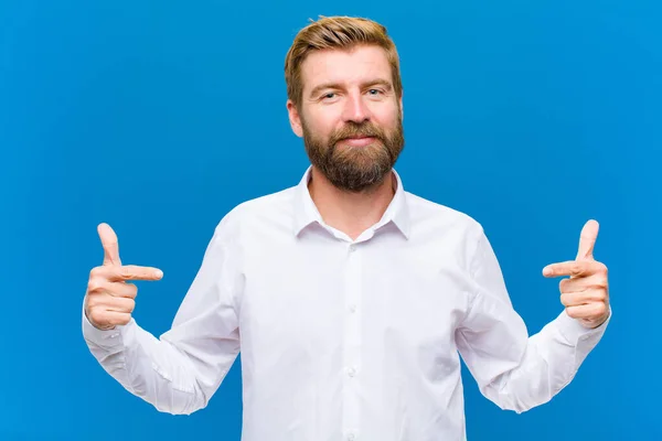 Trots Arrogant Gelukkig Verrast Tevreden Kijken Naar Zichzelf Wijzen Zich — Stockfoto