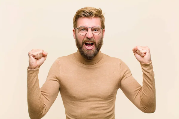 Jong Blond Zakenman Gevoel Gelukkig Verrast Trots Schreeuwen Vieren Succes — Stockfoto