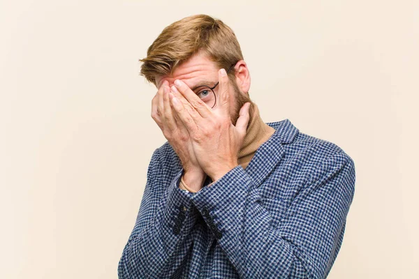 Jong Blond Zakenman Gevoel Bang Beschaamd Gluuren Spioneren Met Ogen — Stockfoto