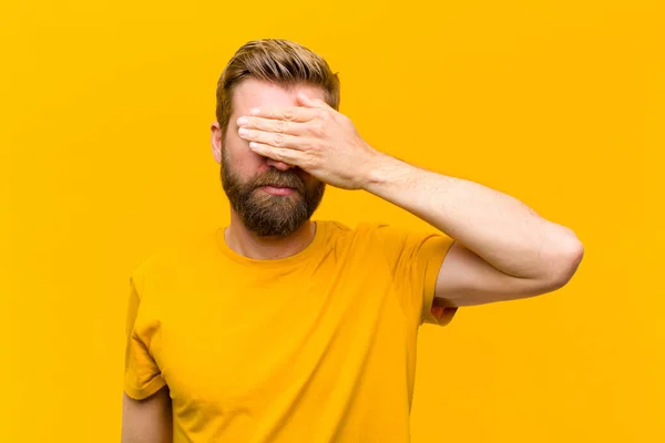 Ung Blond Man Täcka Ögon Med Hand Känsla Rädd Eller — Stockfoto