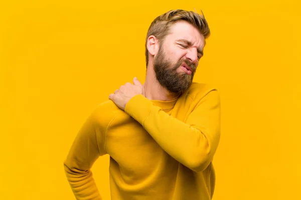 Giovane Biondo Che Sente Stanco Stressato Ansioso Frustrato Depresso Soffre — Foto Stock