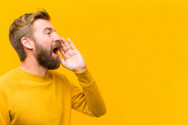 Joven Rubia Hombre Vista Perfil Mirando Feliz Emocionado Gritando Llamando —  Fotos de Stock