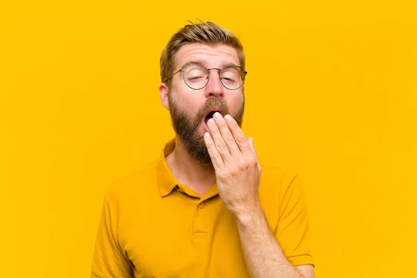 Mladý Blonďatý Muž Líně Zívá Brzy Ráno Probouzí Vypadá Ospalý — Stock fotografie