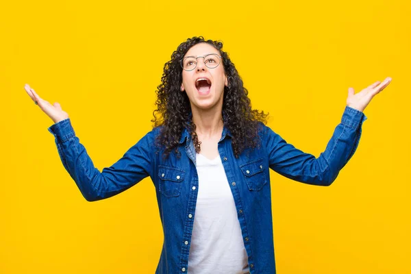 Joven Bonita Mujer Sintiéndose Feliz Asombrada Afortunada Sorprendida Celebrando Victoria — Foto de Stock