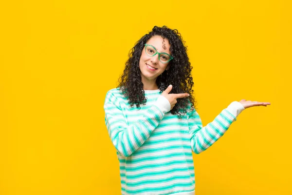 Jonge Mooie Vrouw Glimlachend Vrolijk Wijzend Naar Ruimte Kopiëren Palm — Stockfoto