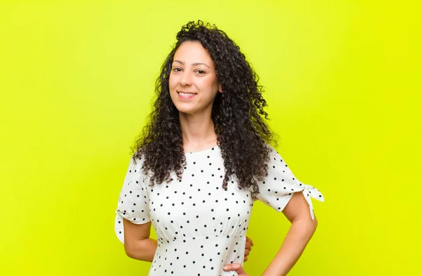 Jovem Mulher Bonita Sorrindo Feliz Com Uma Mão Quadril Confiante — Fotografia de Stock