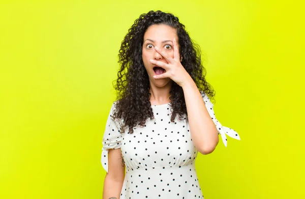 Giovane Bella Donna Guardando Scioccato Spaventato Terrorizzato Coprendo Viso Con — Foto Stock