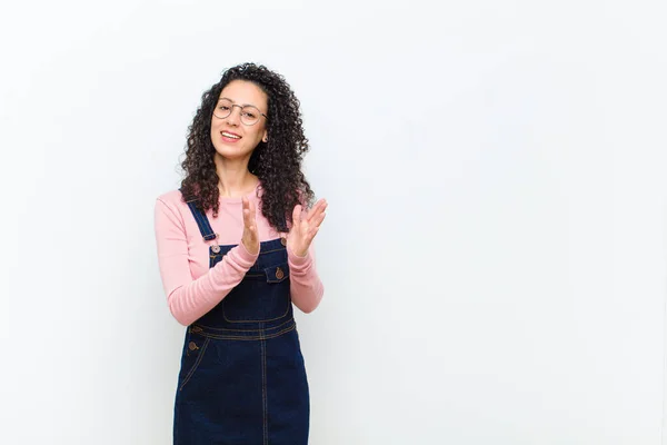 Jonge Mooie Vrouw Voelt Zich Gelukkig Succesvol Glimlachen Klappen Handen — Stockfoto