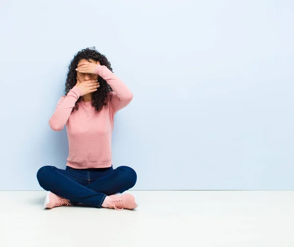 Jonge Mooie Vrouw Bedekken Gezicht Met Beide Handen Zeggen Nee — Stockfoto