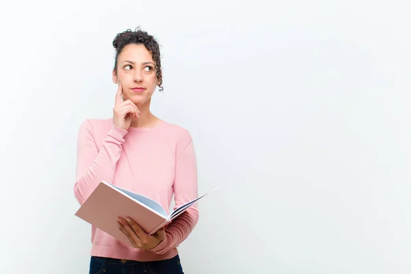 Joven Bonita Mujer Con Libros Contra Pared Blanca —  Fotos de Stock