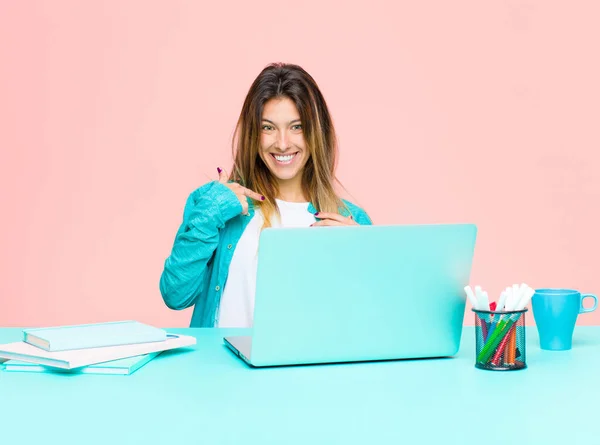 Młoda Ładna Kobieta Pracuje Laptopem Patrząc Szczęśliwy Dumny Zaskoczony Radośnie — Zdjęcie stockowe