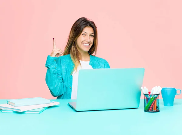 Młoda Ładna Kobieta Pracuje Laptopem Uśmiechnięta Radośnie Szczęśliwie Wskazując Jedną — Zdjęcie stockowe