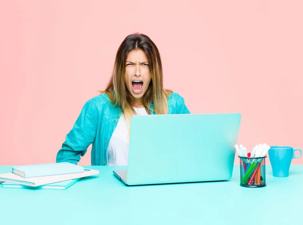 Jonge Mooie Vrouw Werken Met Een Laptop Schreeuwen Agressief Kijken — Stockfoto