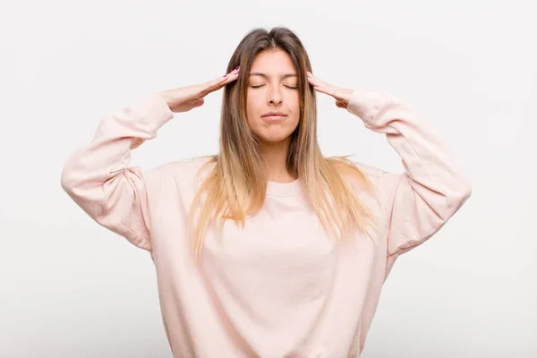 Jovem Bonita Mulher Olhando Concentrado Pensativo Inspirado Brainstorming Imaginando Com — Fotografia de Stock