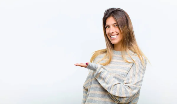 Giovane Bella Donna Sorridente Allegramente Sentendosi Felice Mostrando Concetto Spazio — Foto Stock