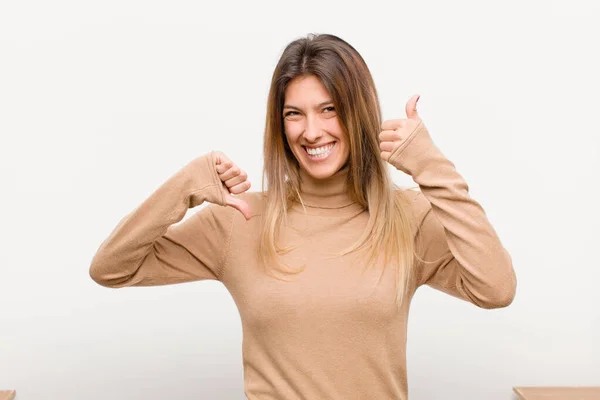 Junge Hübsche Frau Die Sich Verwirrt Ahnungslos Und Unsicher Fühlt — Stockfoto