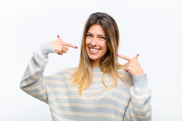 Junge Hübsche Frau Lächelt Selbstbewusst Und Zeigt Auf Ihr Eigenes — Stockfoto