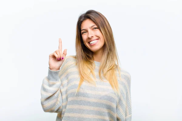 Jovem Mulher Bonita Sorrindo Alegre Feliz Apontando Para Cima Com — Fotografia de Stock