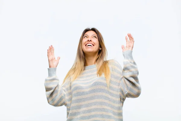 Ung Vacker Kvinna Känner Sig Glad Förvånad Lycklig Och Förvånad — Stockfoto
