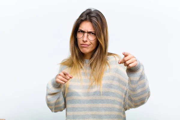 Junge Hübsche Frau Zeigt Mit Beiden Fingern Und Wütendem Gesichtsausdruck — Stockfoto