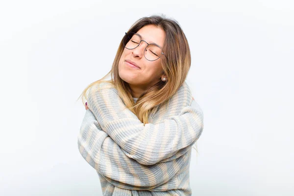 Jovem Mulher Bonita Sentindo Amor Sorrindo Abraçando Abraçando Ficar Solteiro — Fotografia de Stock