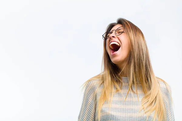 Junge Hübsche Frau Schreit Wütend Schreit Aggressiv Sieht Gestresst Und — Stockfoto