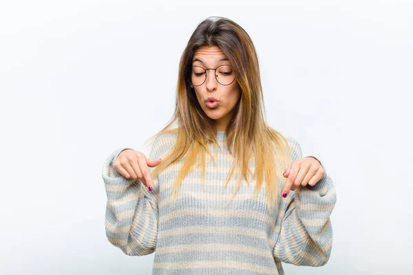 Giovane Bella Donna Con Bocca Aperta Rivolta Verso Basso Con — Foto Stock