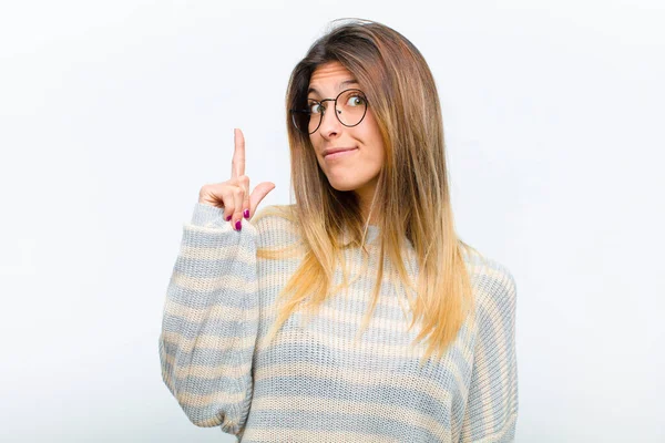 Giovane Bella Donna Sente Come Genio Tenendo Dito Orgogliosamente Aria — Foto Stock