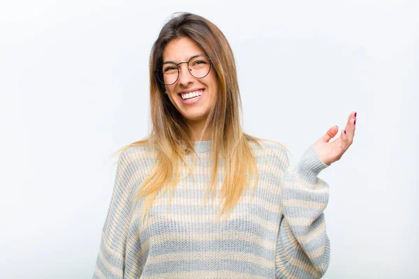 Giovane Bella Donna Sentirsi Felice Sorpreso Allegro Sorridendo Con Atteggiamento — Foto Stock