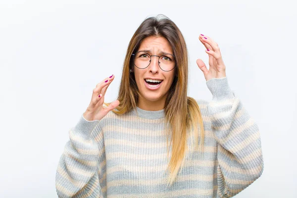 Jonge Mooie Vrouw Schreeuwen Met Handen Omhoog Lucht Zich Woedend — Stockfoto