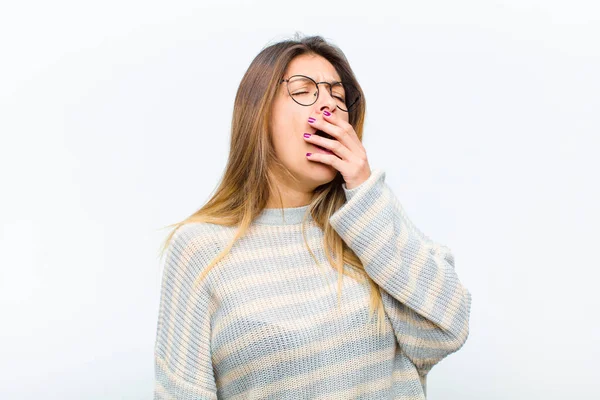 Junge Hübsche Frau Gähnt Faul Frühen Morgen Wacht Auf Und — Stockfoto