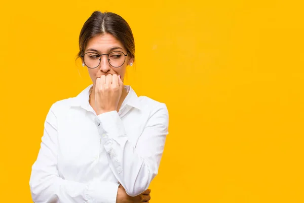 Joven Empresaria Sintiéndose Seria Pensativa Preocupada Mirando Hacia Los Lados —  Fotos de Stock