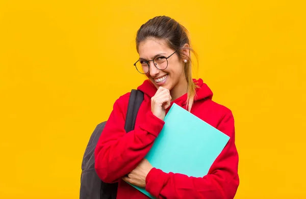 Młody Śliczny Student Uśmiechnięty Cieszący Się Życiem Szczęśliwy Przyjazny Zadowolony — Zdjęcie stockowe