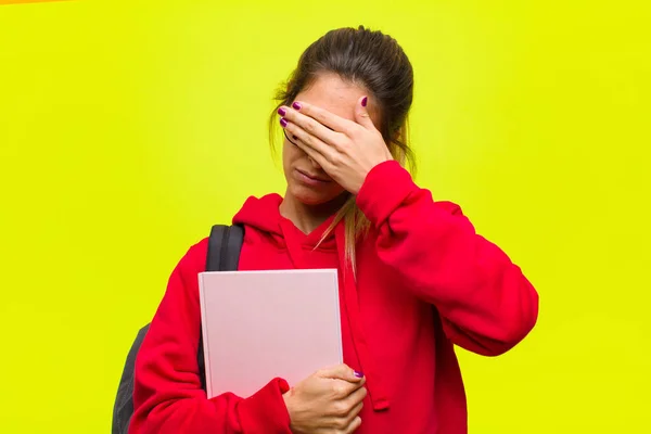 Junge Hübsche Studentin Die Gestresst Beschämt Oder Aufgebracht Aussieht Kopfschmerzen — Stockfoto