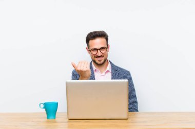 Genç yakışıklı iş adamı kendini mutlu, başarılı ve kendinden emin hissediyor, bir meydan okumayla karşı karşıya ve 