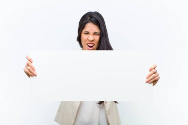 Genç, İspanyol asıllı, güzel bir kadın.