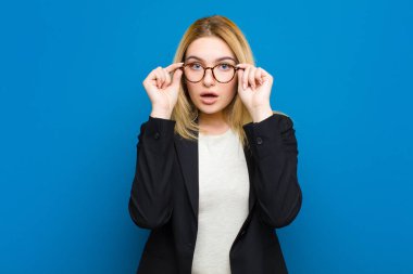 Genç, güzel, sarışın bir kadın şok olmuş, şaşırmış ve şaşırmış hissediyor. Elinde hayret dolu, inançsız bir bakışla düz duvara bakıyor.