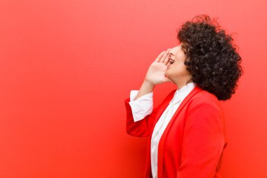 Genç, güzel afro kadın profili, mutlu ve heyecanlı görünüyor, bağırıyor ve kenarda fotokopi için arıyor.