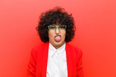 Genç, güzel, afro bir kadın tiksinmiş ve rahatsız olmuş hissediyor. Dilini dışarı çıkarıyor, iğrenç ve iğrenç bir şeyden hoşlanmıyor.