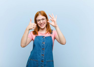 Genç kızıl saçlı güzel bir kadın mutlu, şaşkın, tatmin olmuş ve şaşırmış hissediyor.