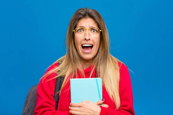 Junge Hübsche Studentin Erschrocken Und Schockiert Mit Weit Aufgerissenem Mund — Stockfoto